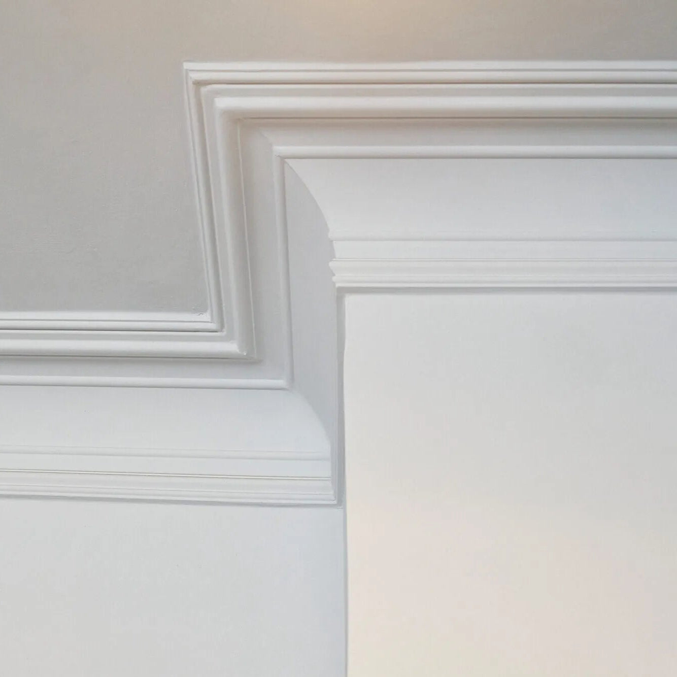 Z40 ARSTYL® 2M NMC Ceiling coving on white ceiling | DecorMania UK